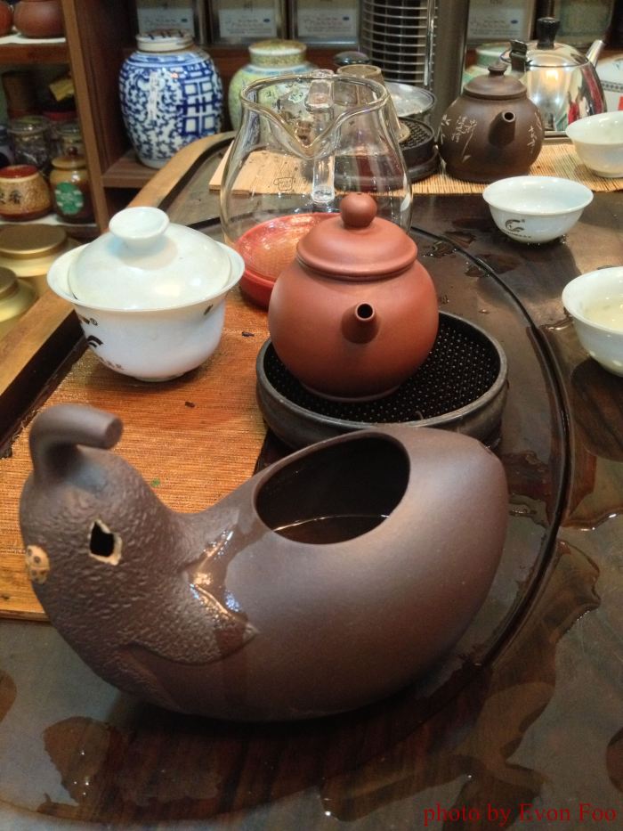 茶海 - aubergine-shaped container to pour the tea