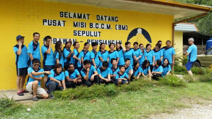 getting ready for the group photo photo courtesy of Dr. Michael Heng