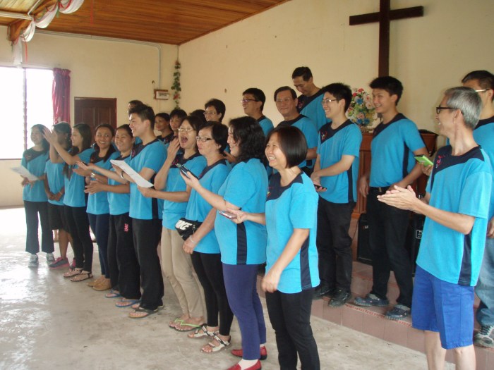 getting ready for our song presentation we wanted to sing a Murut song but realised later that our song is actually in Dusun, but we enjoyed learning and singing it all the same! "mamarayou oku kinorohingan" meaning saya mahu memuji Tuhan/I want to praise God