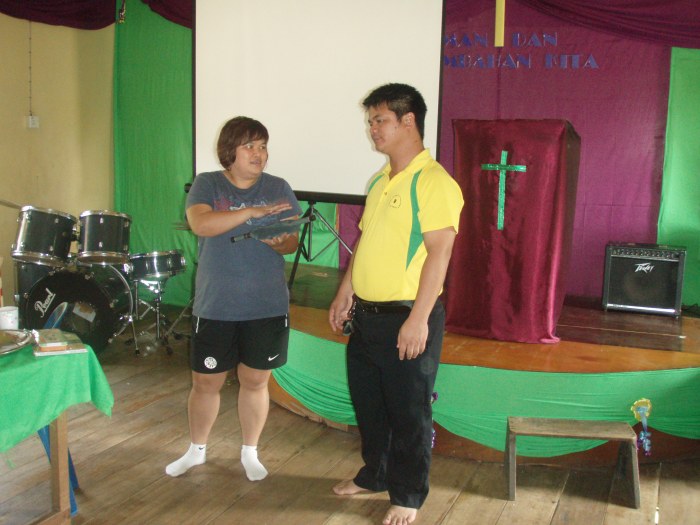 a little blessing from us to BCCM Nabawan - just found out as I blogged that the love gift would come in handy to renew the insurance and road tax for the van that Ps. Ishak drives!