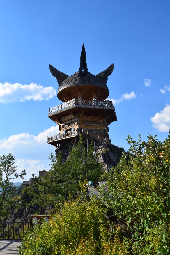 Fish-watching Pavillion/Guanyu Pavillion (觀魚亭) on the top of the mountain, our target! (Betty and Emma were already up there and waving at us!!!)