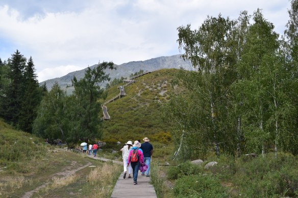 oh no, more steps!!! the guide told us there were only 600+ steps, a lot less than the 1,068 steps at Kanas Lake but it did not make me feel any better! :(