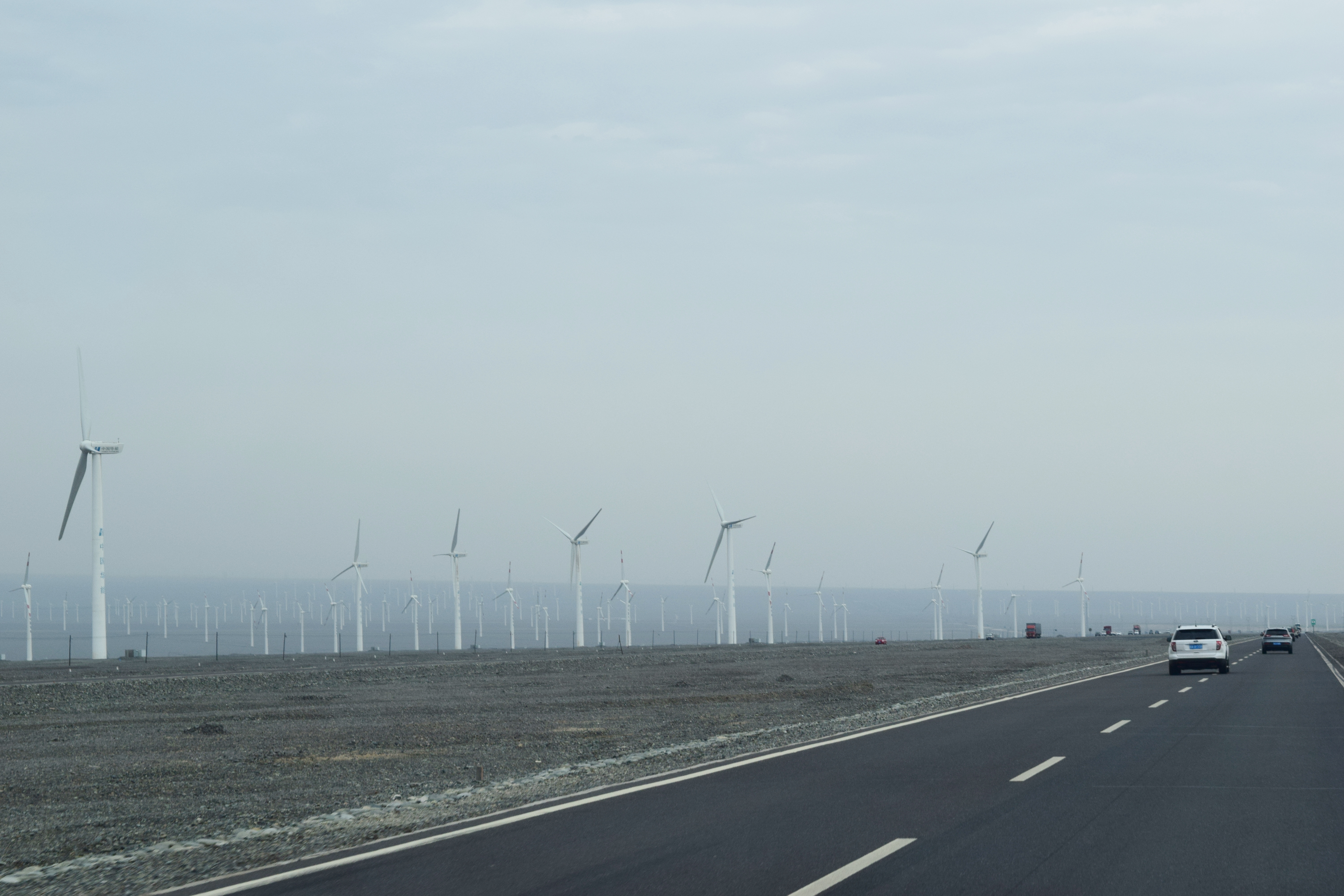 we drove through the windy area (風區) and my goodness, the wind was so strong that we could even feel it in the car! With the strong wind and the height of the van we had no choice but to reduce the speed, quite a scary experience!