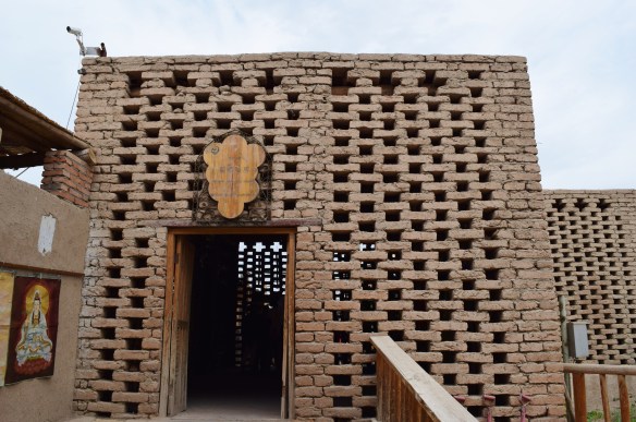 drying house (晾房) - dry air passes through the holes between the bricks and air-dries the grapes naturally, and turns them into raisins