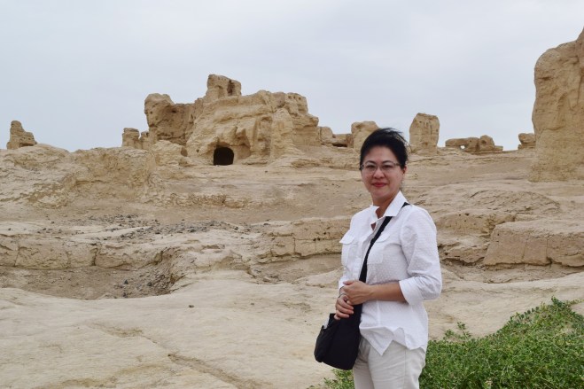 the air was hot and it was the first heat wave we encountered during the trip!  It was really windy too and at one point our guide asked us to walk backwards to avoid the sand from getting into our eyes!!! 