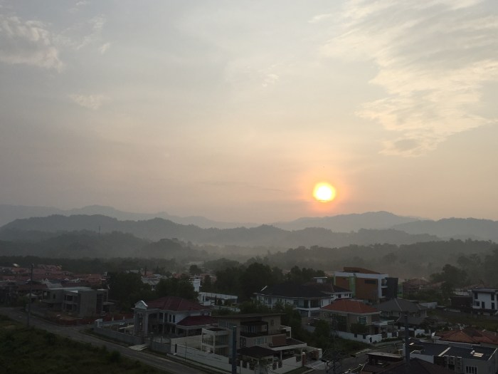 taken at 6:30 am... it was a little better than yesterday but still very hazy... no more glorious sunrise!
